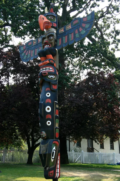 Totem полюс у Тандерберд-парку Вікторія, Британська Колумбія, Канада — стокове фото