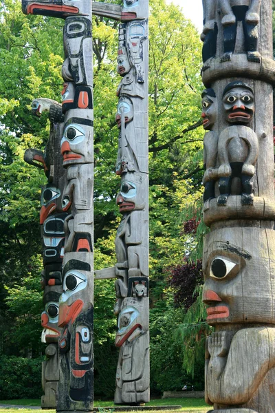 Totem Pole in Thunderbird Park, Victoria, BC, Canada — Stock Photo, Image