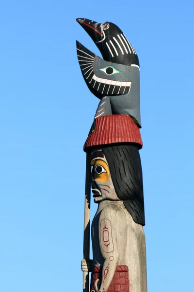Totem Pole at Parliament Buildings, Victoria, BC, Canada — Stock Photo, Image