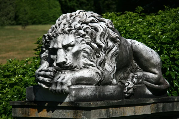 Stenen leeuw standbeeld - hatley kasteel, victoria, bc, canada — Stockfoto