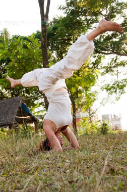 kadın yoga ustası