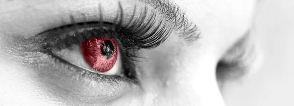 Czerwone oko - piękne, kobiece — Zdjęcie stockowe