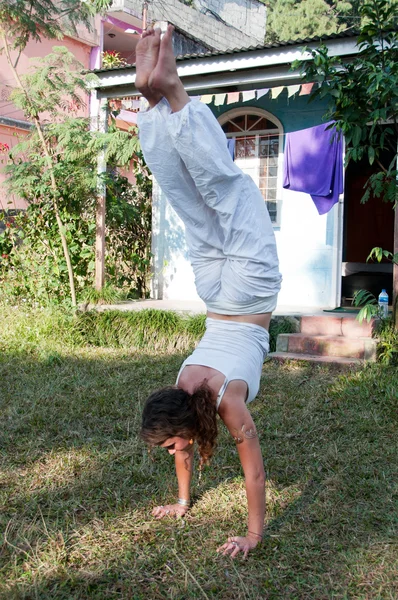 Kvinnliga yoga master — Stockfoto