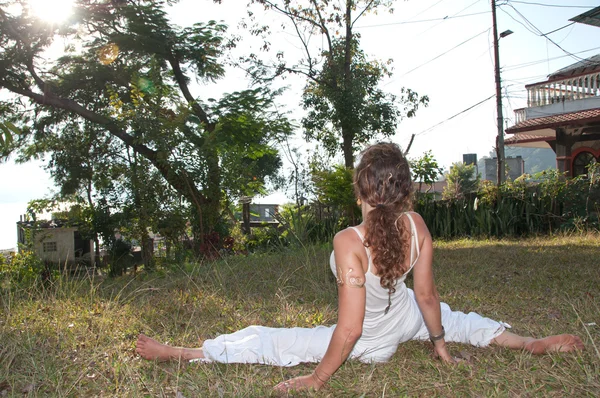 Мастер йоги среди женщин — стоковое фото