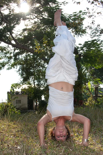 Maître de Yoga féminin — Photo