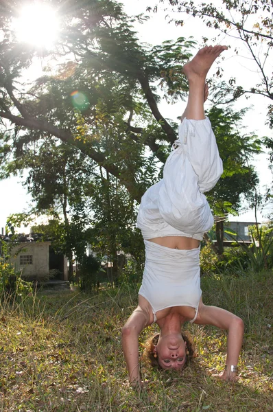 Mestre de Yoga feminino — Fotografia de Stock