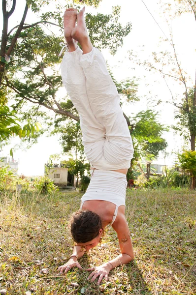 Maître de Yoga féminin — Photo