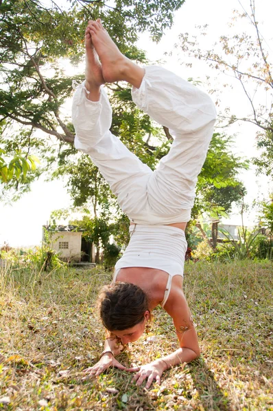 Mestre de Yoga feminino — Fotografia de Stock