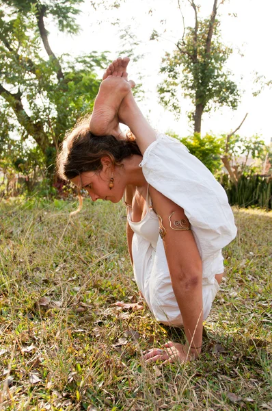 Mestre de Yoga feminino — Fotografia de Stock