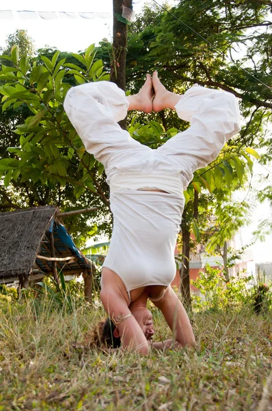 Joga kobiece kobieta mistrz — Zdjęcie stockowe