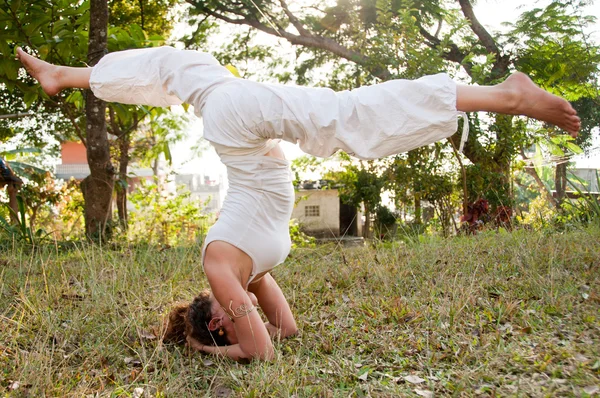 Maestro de Yoga Femenino — Foto de Stock