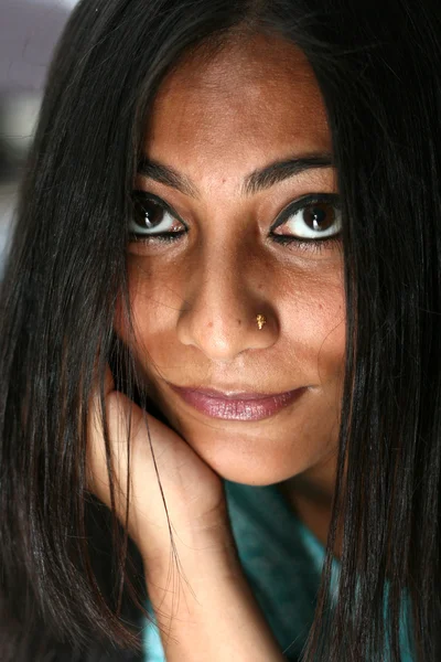 아름 다운 젊은 인도 여자 — 스톡 사진