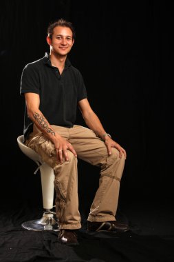 iyi görünümlü genç adam Studio