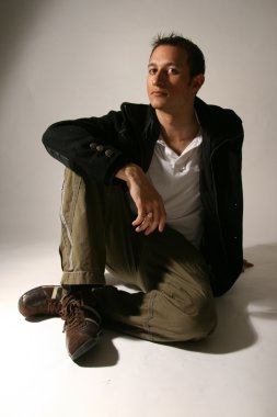 iyi görünümlü genç adam Studio