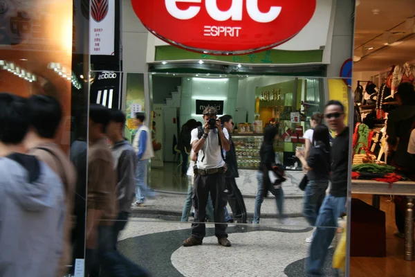 Boy Standing Alone Surrounded By Blurred Busy — Stock Photo, Image