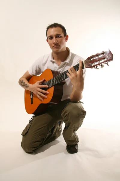 Gitarzysta - dobrze wyglądający młody człowiek — Zdjęcie stockowe