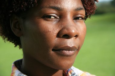 Afrikalı kadın açık havada