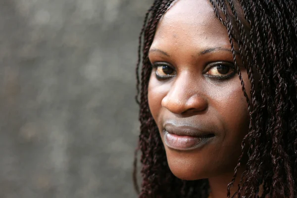 Gyönyörű fiatal afrikai nő — Stock Fotó