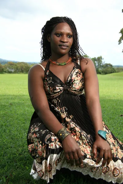 Güzel genç Afrikalı kadın. — Stok fotoğraf