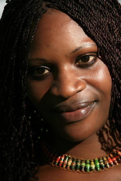 Vacker ung afrikansk kvinna — Stockfoto