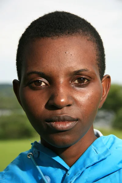 Mooie jonge Afrikaanse vrouw — Stockfoto