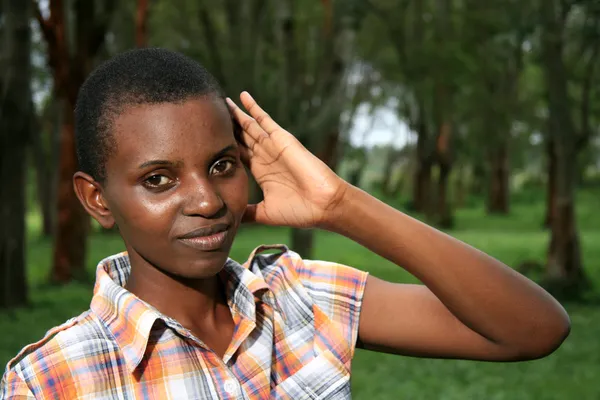 Vacker ung afrikansk kvinna — Stockfoto