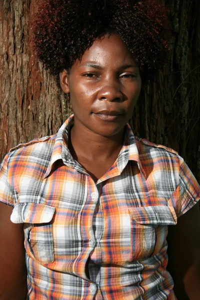 Αφρικανική γυναίκα σε εξωτερικούς χώρους — Φωτογραφία Αρχείου
