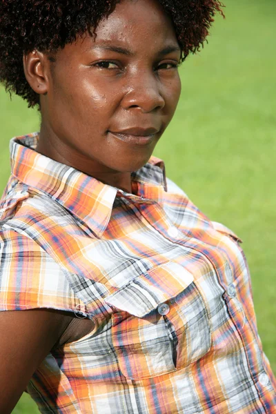 야외에 있는 아프리카 여자 — 스톡 사진