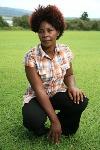 Afrikaanse vrouw buiten — Stockfoto