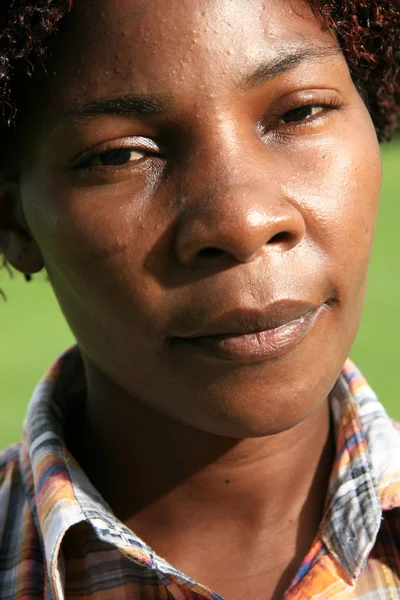 Afrikalı kadın açık havada — Stok fotoğraf