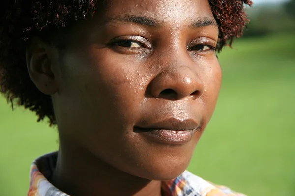 Mujer africana al aire libre —  Fotos de Stock