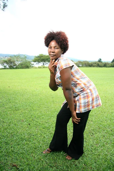 Afrikanerin im Freien — Stockfoto