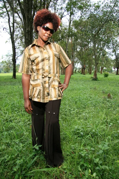 Αφρικανική γυναίκα σε εξωτερικούς χώρους — Φωτογραφία Αρχείου