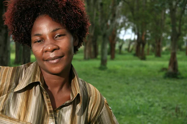 Mujer africana al aire libre — Foto de Stock