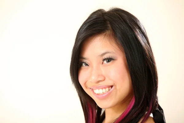 Schöne junge asiatische Frau — Stockfoto