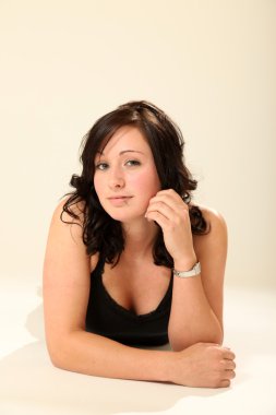 güzel genç esmer kadın