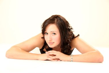 güzel genç esmer kadın