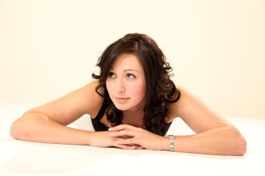 güzel genç esmer kadın