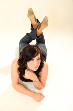 güzel genç esmer kadın