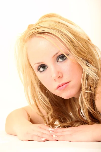 Vacker blond flicka — Stockfoto