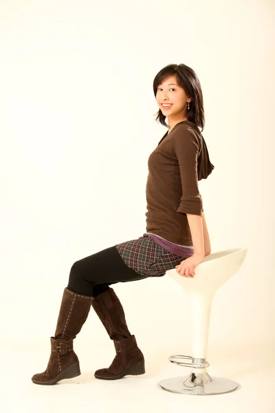 Fiatal aranyos ázsiai nő — Stock Fotó