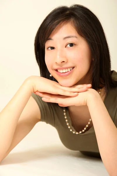 Genç tatlı Asyalı kadın. — Stok fotoğraf