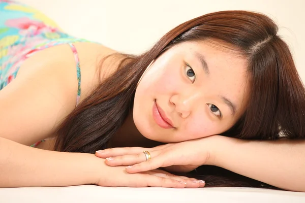 Красивая молодая азиатка — стоковое фото