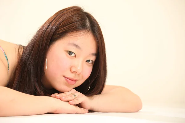 Vacker ung asiatisk kvinna — Stockfoto