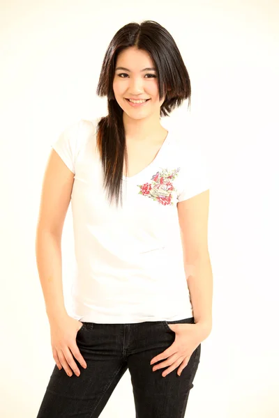 Krásná mladá asijská žena — Stock fotografie