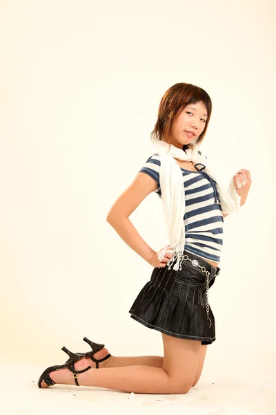 Aranyos ázsiai fiatal női modell — Stock Fotó