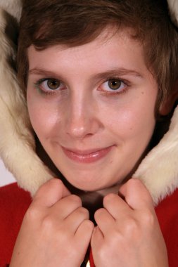 sıcak tüylü maske takan kız