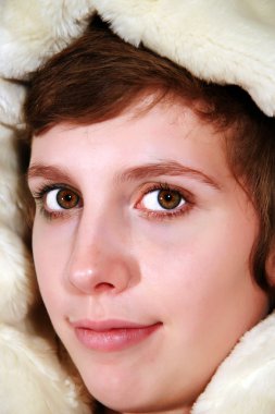 sıcak tüylü maske takan kız