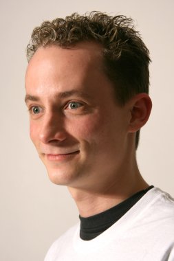 stüdyo ortamında çekici erkek modeli