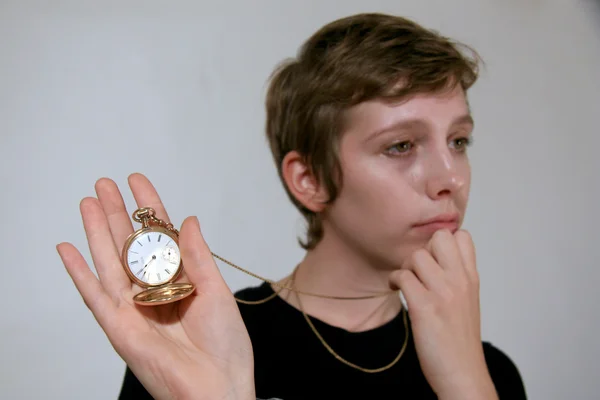 Dívka drží staré staromódní kapesní hodinky — Stock fotografie